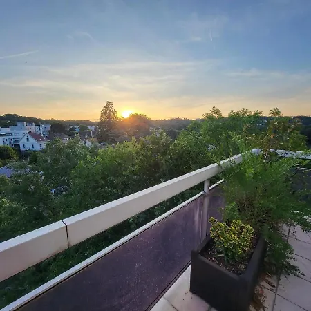 Homestay - Large In A Spacious With Stunning Rooftop Terrace Homestay *
